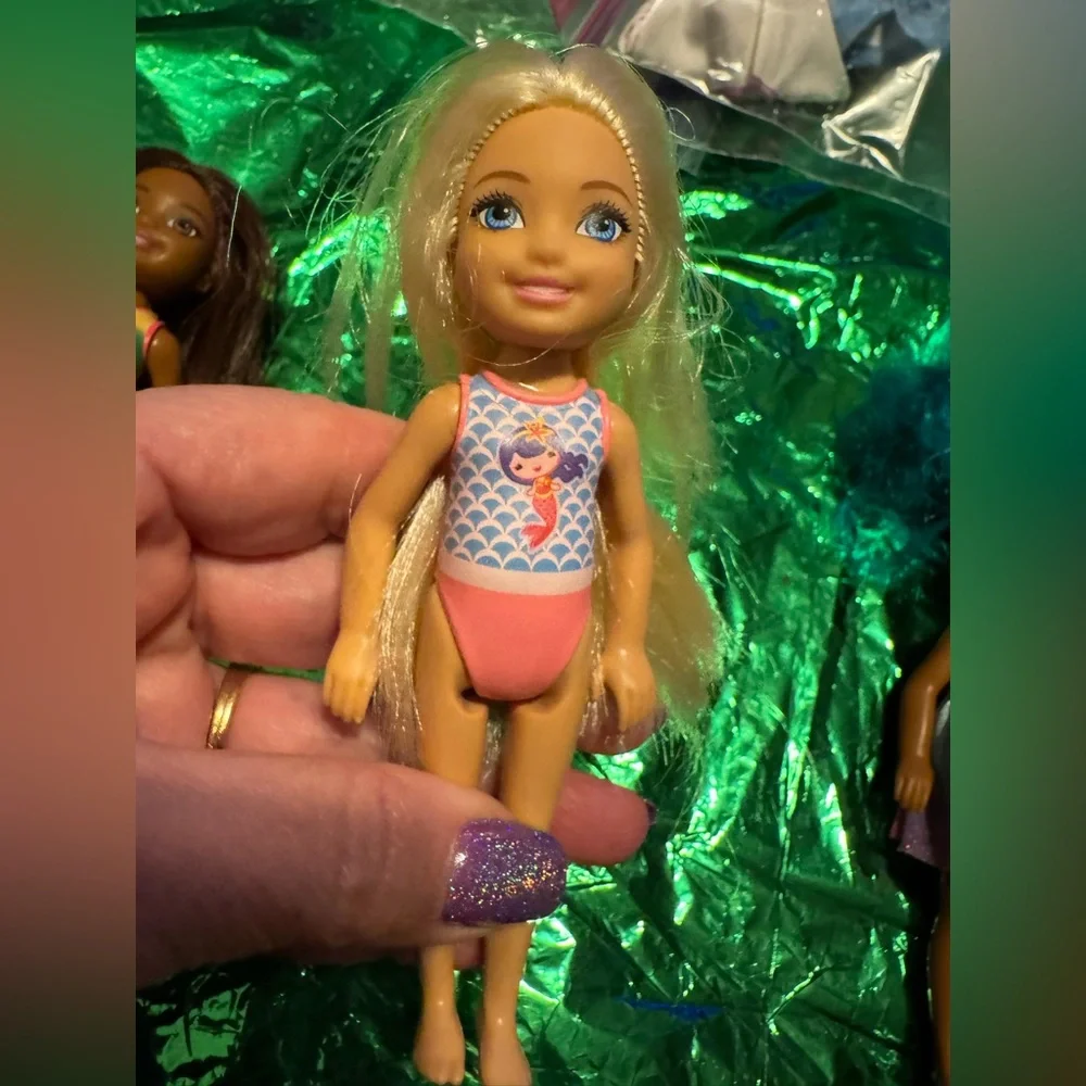 Barbie Chelsea club & friends 2 dolls like new beach club